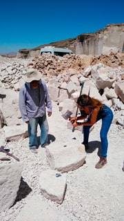 Demonstration of the elaboration of the ashlar by a stonemason
