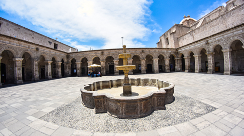 Claustros de la Compañia de Jesus en Arequipa